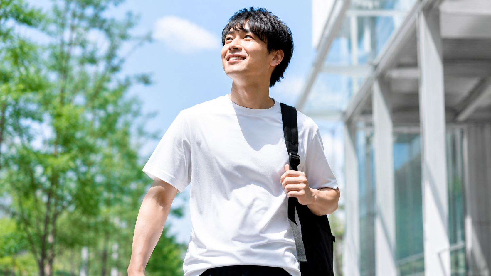 氷撃冷感Tシャツで夏の暑さ対策をするイメージ