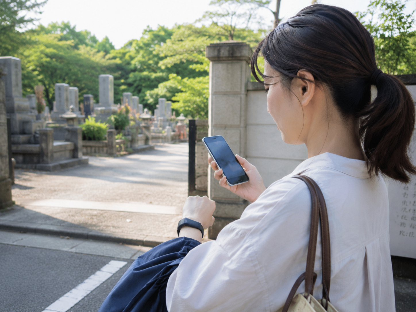 お墓参りの時間帯と安全を確認するイメージ