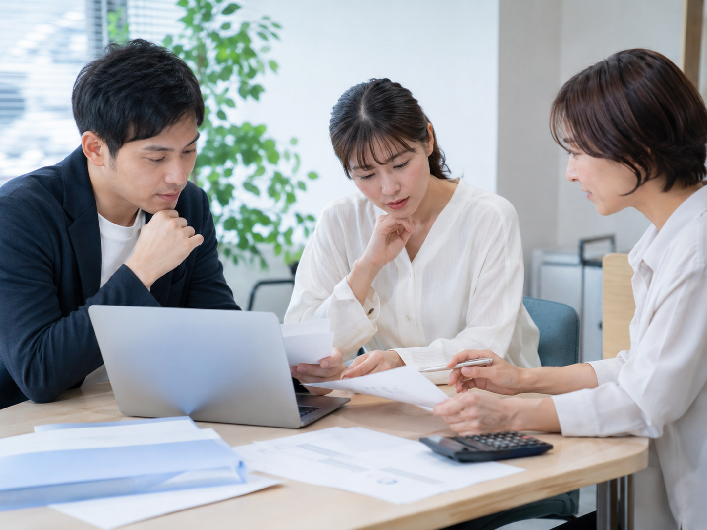 企業が最低賃金と社会保険の対応を確認するイメージ